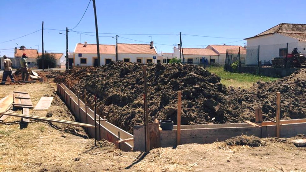 Construção de zona de lazer com parque infantil em Montevil