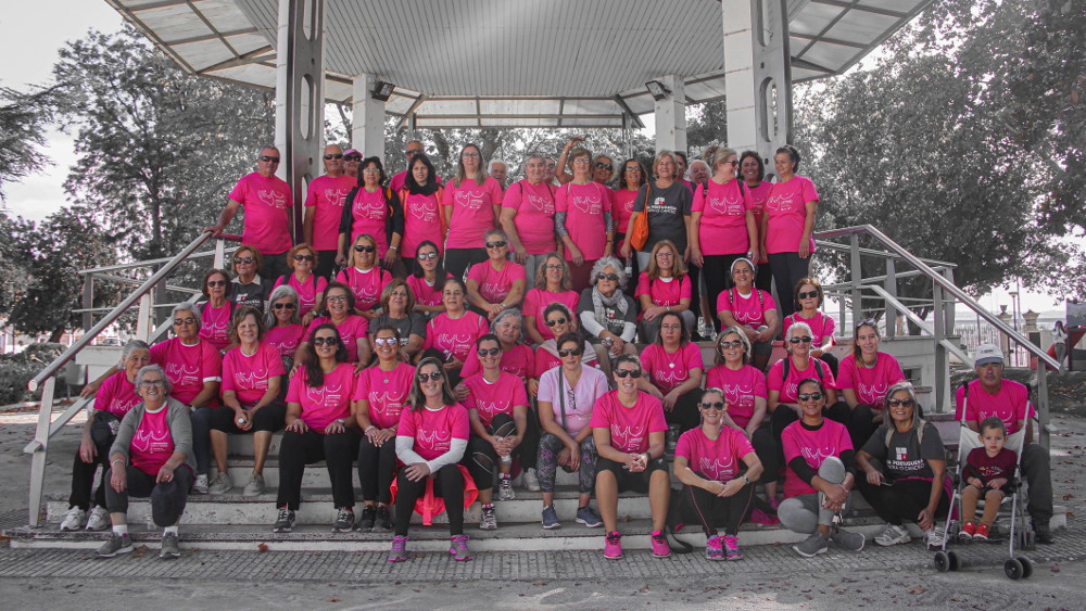 Caminheiros juntos em Alcácer do Sal na luta contra o cancro da mama