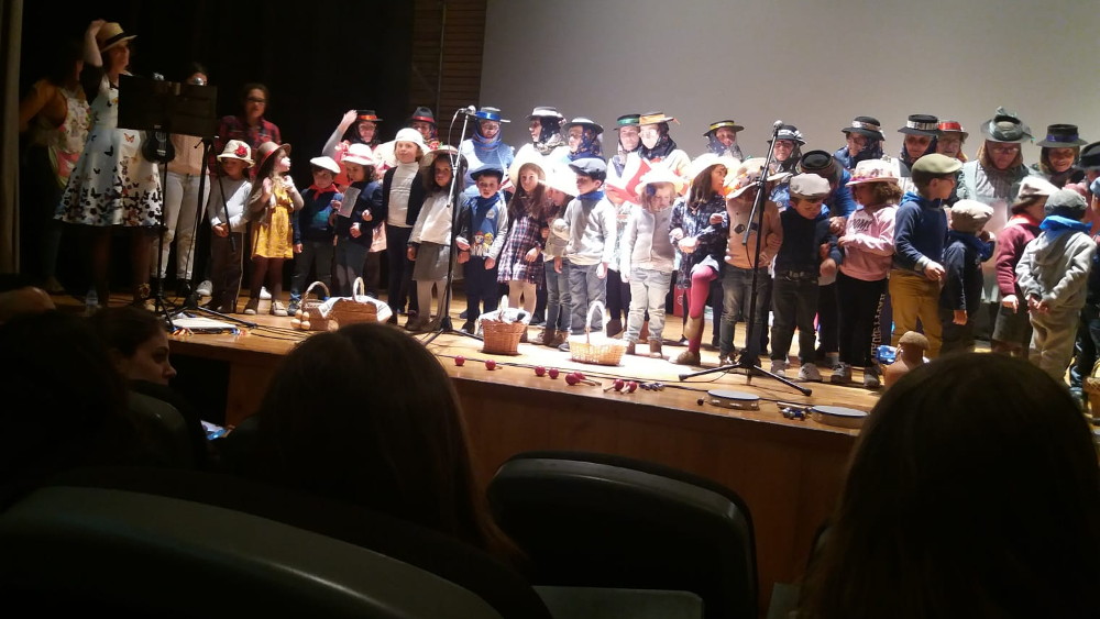 Auditório recebe 100 crianças para "Cantigas ao Largo"