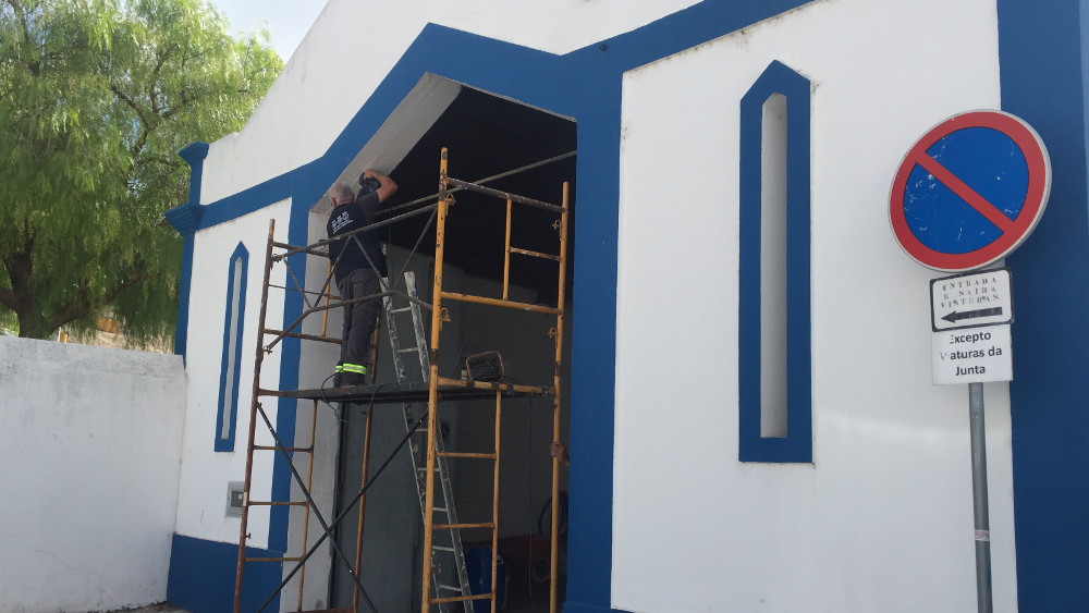 Substituição de janelas, porta e portão no casão da JF Santiago