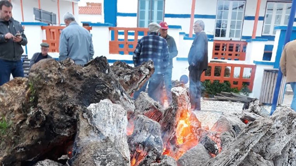 Tradicional madeiro de Natal no largo central de Santa Susana