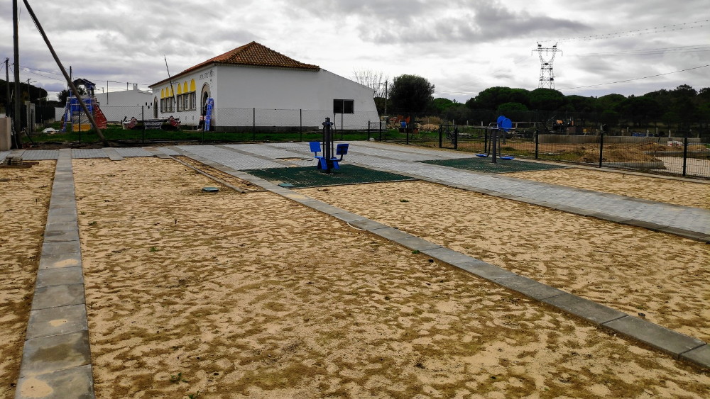  Zona de lazer e parque infantil de Montevil em contrução