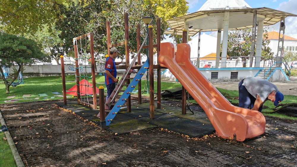 Preparações para a renovação do Parque Infantil do Jardim Público