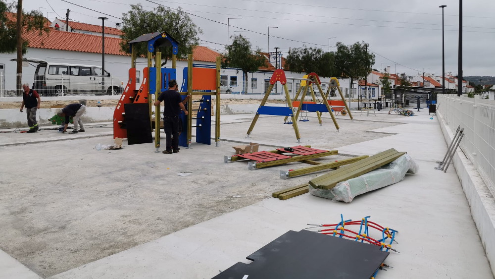 Parque infantil do Arêz está a receber equipamentos para brincar