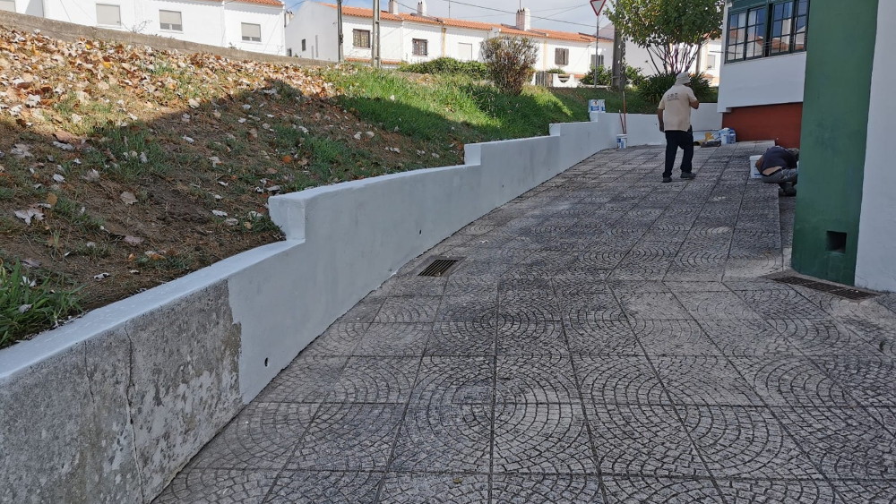 Manutenção e pintura de muros no Bairro do Morgadinho