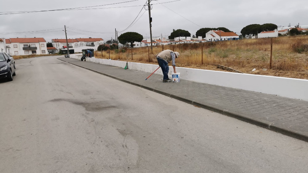 Trabalhos de limpeza e pintura no bairro do Olival Queimado
