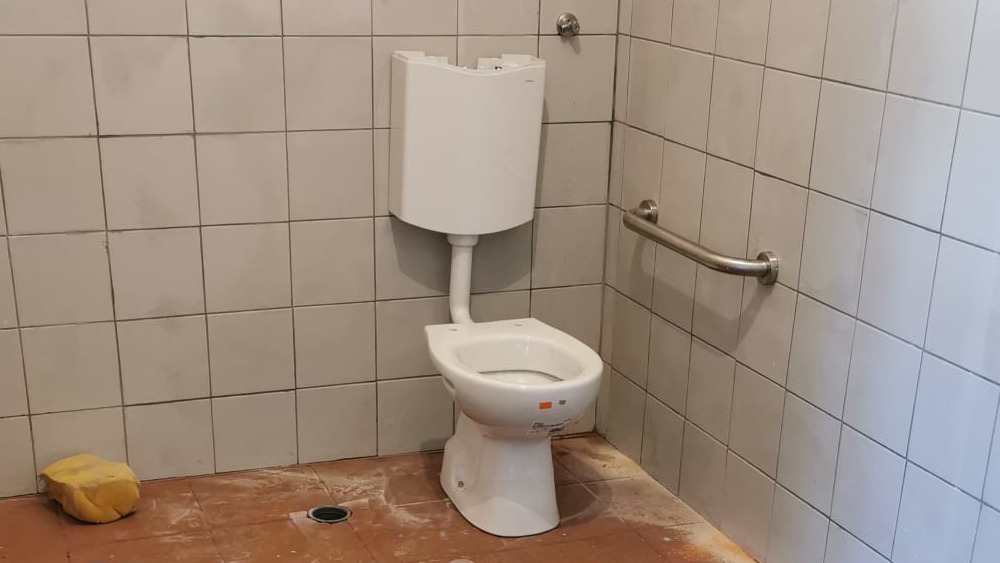 Remodelação de WCs em Foros de Albergaria perto da conclusão