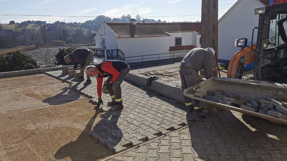 Nova aplicação de pavês no Parque de Estacionamento de Arêz