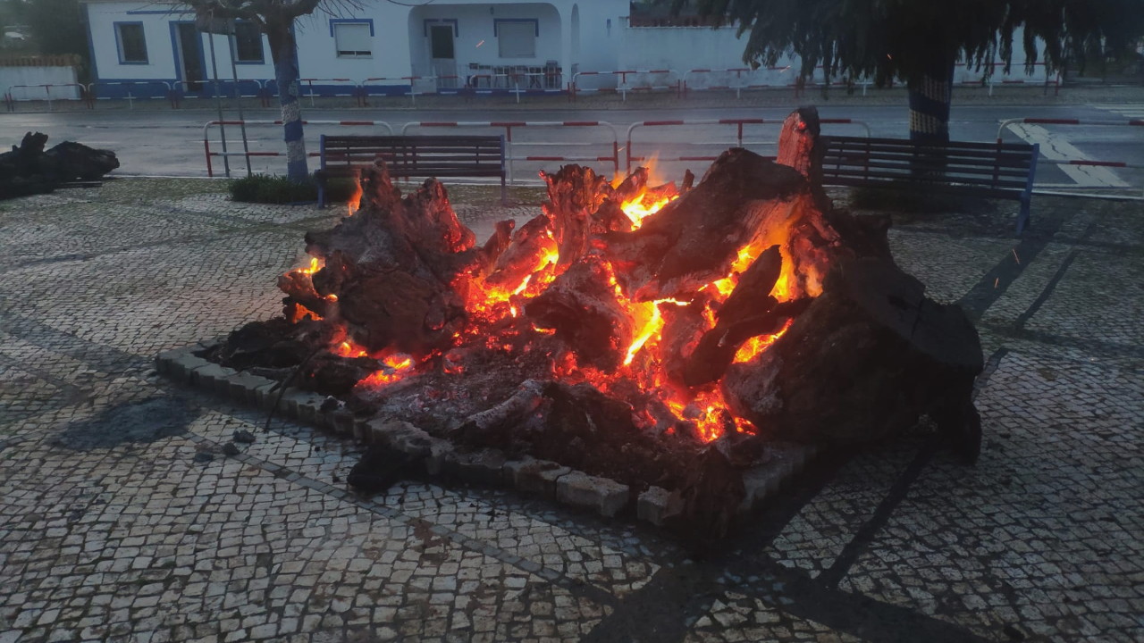 Tradicional madeiro de Natal acendeu-se na aldeia de Santa Susana