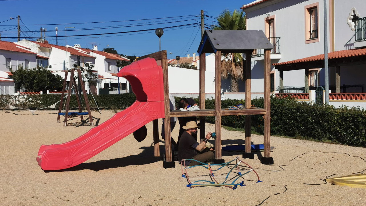 Trabalhos de manutenção no Parque Infantil da Quinta da Oriola