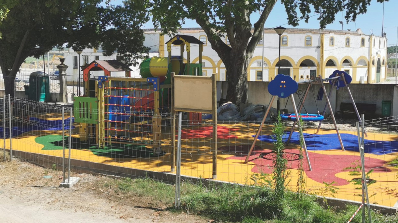 Última fase na obra do parque infantil do Jardim Público