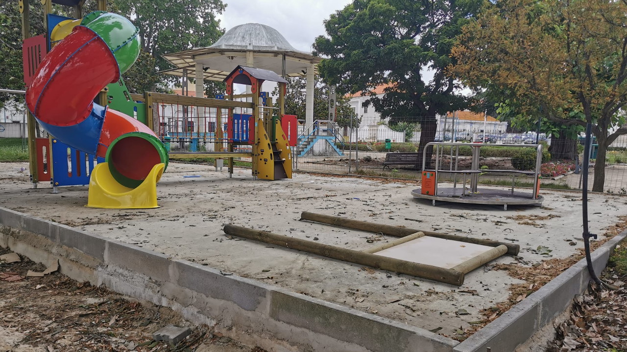 Renovação do Parque Infantil do Jardim Público perto da conclusão