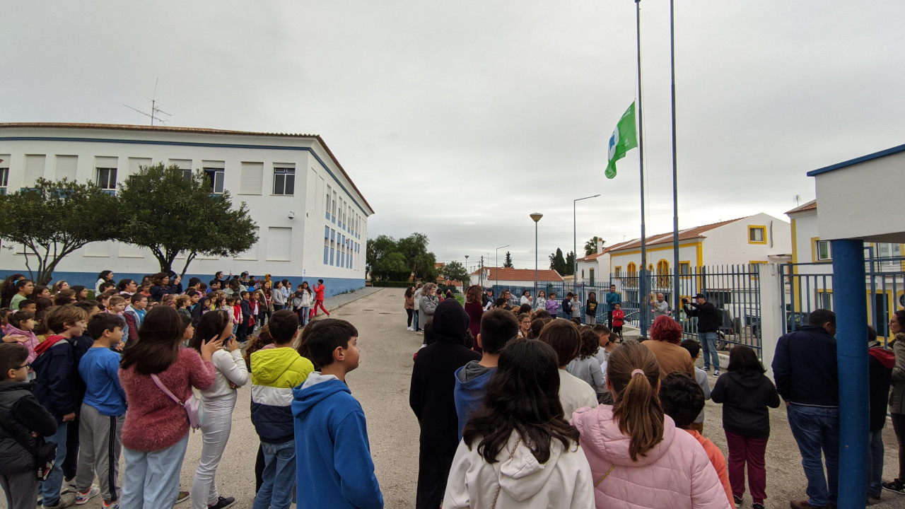 Bandeira Eco-Escolas foi hasteada na manhã de ontem na Escola Básica Pedro Nunes